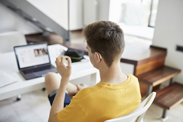 Teenager signing during e-learning session